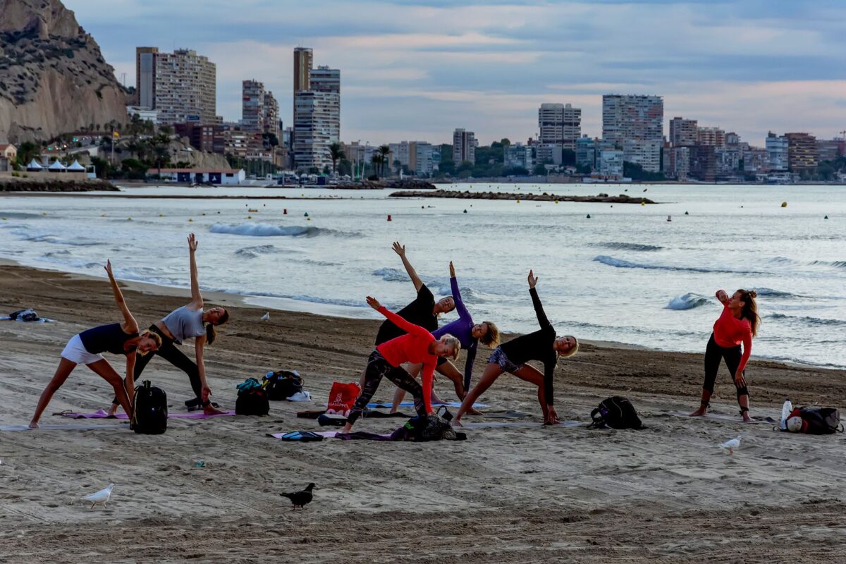 Biarritz : pas de Salon du bien-être en 2026, le yoga solidaire d'Octobre Rose prend le relais